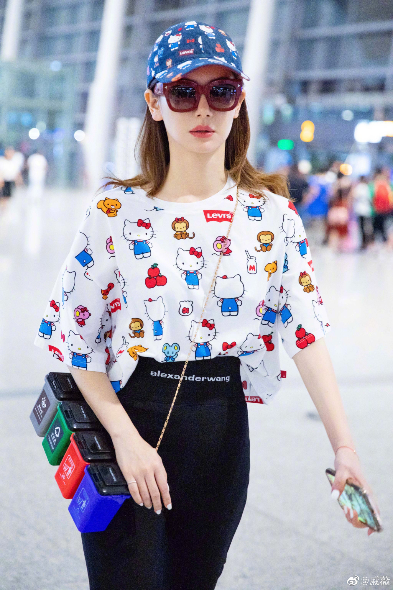 戚薇公益捡垃圾,戚薇机场垃圾分类包背身上太抢镜