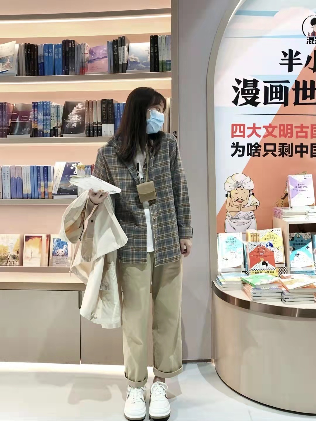 卡其色裤子配什么上衣有高级感男,黑色上衣配卡其色裤子好看吗男生