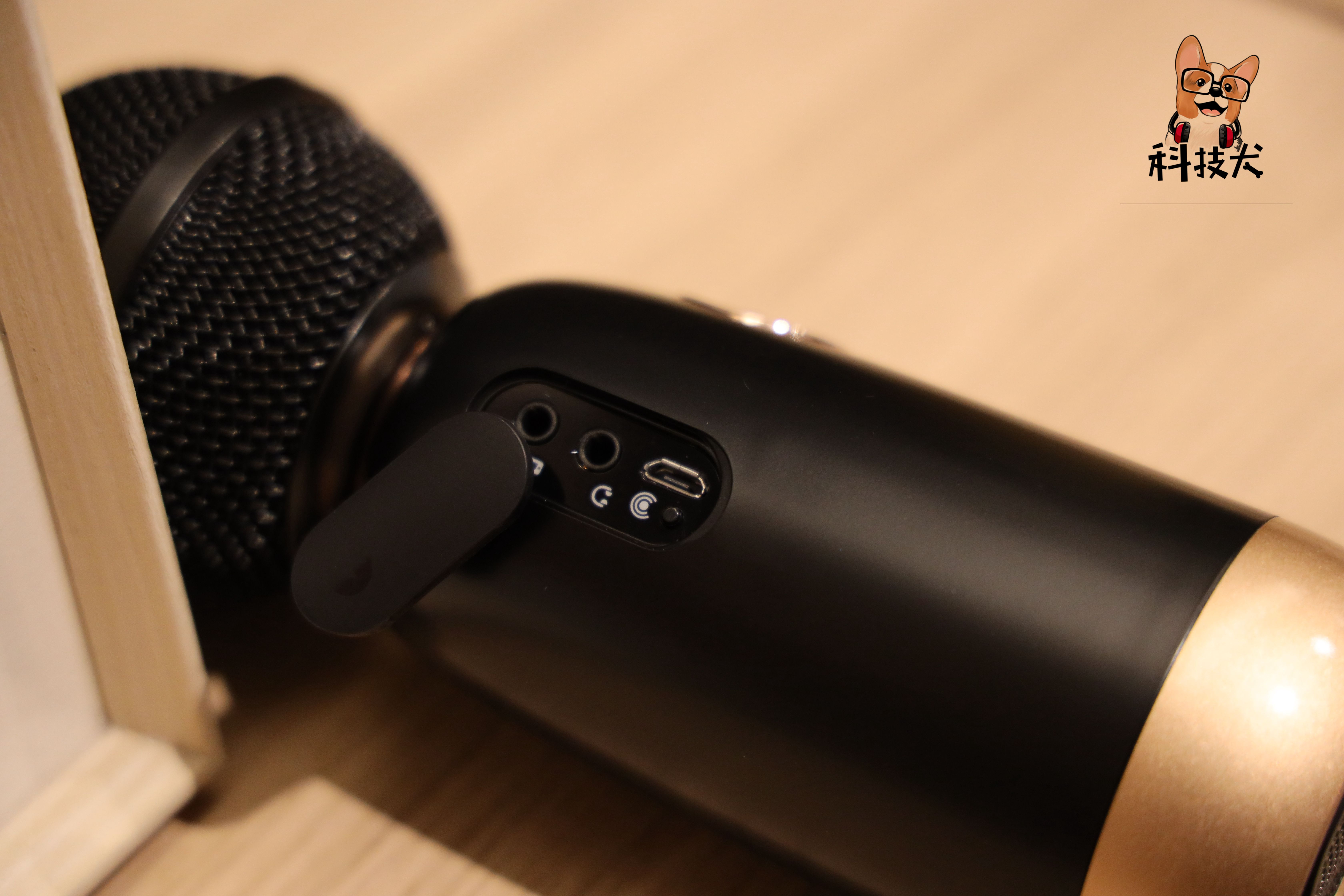 唱吧精灵麦克风q3插电脑当麦克风,唱吧精灵麦克风q3有伴奏吗