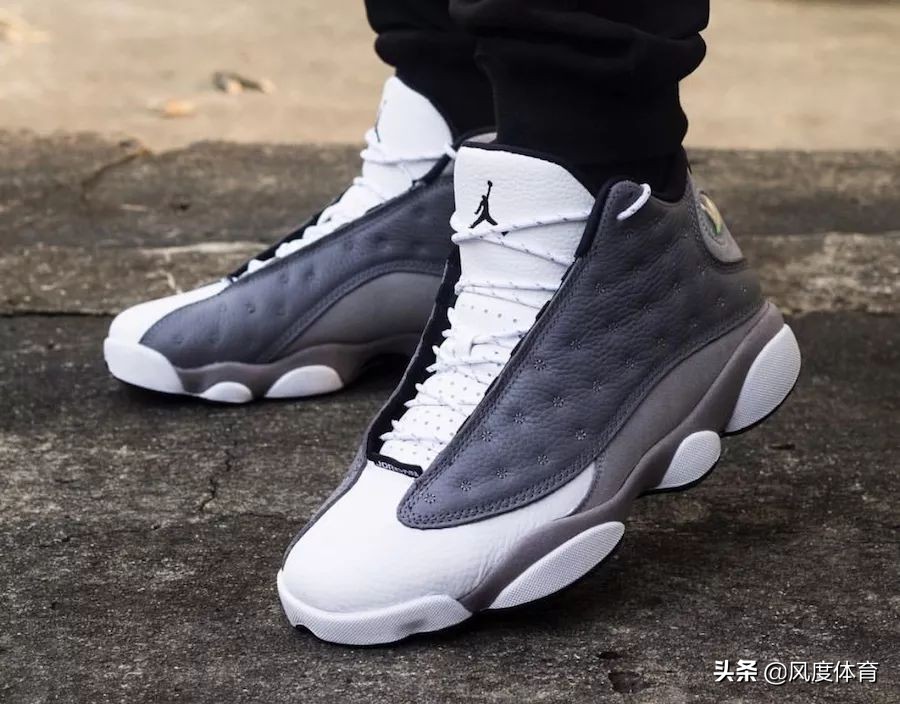 朱一龙惊艳神图氛围感,朱一龙之前春晚的全白色服装图文