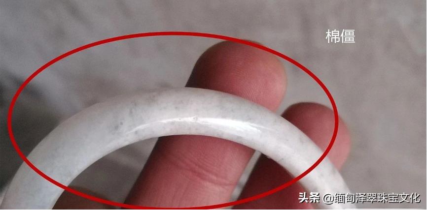 还在纠结选什么颜色,翡翠的棉纹跟裂的区别