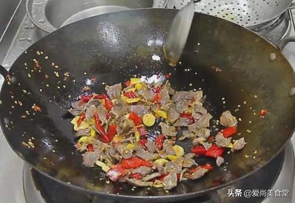 泡椒鸡胗的做法最正宗的做法,泡椒鸡胗的泡椒水要不要放进去炒