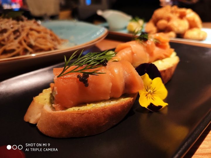 小米9和opporeno十倍变焦哪个好,小米9测评值得买吗