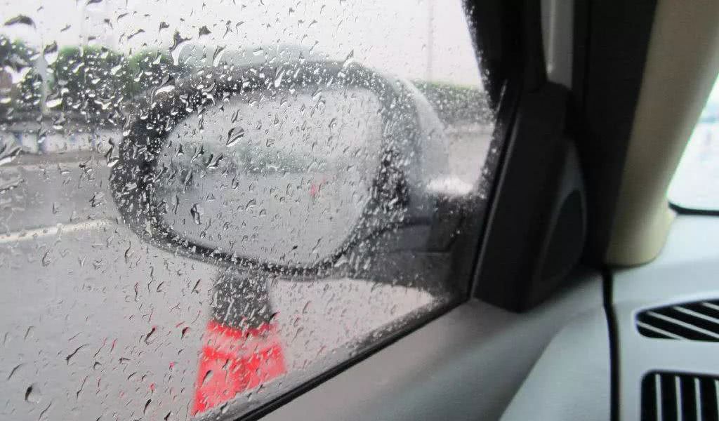 前挡风起雾怎么回事,冬天风挡里面起雾怎么办