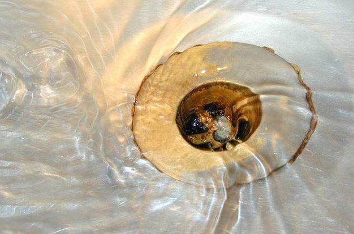 如何预防下水道被油污堵住,下水道油污堵塞可以用热水冲吗