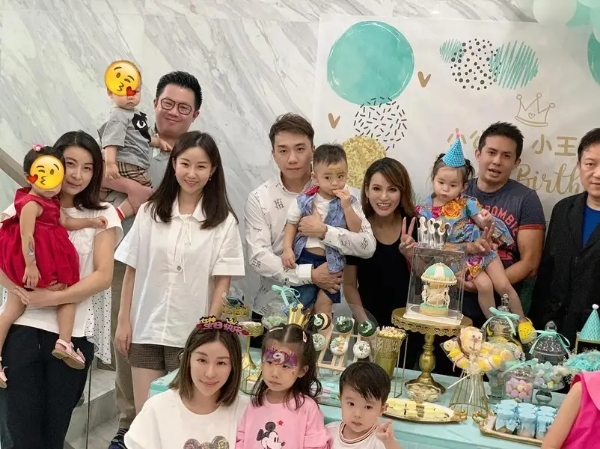 郭晶晶罕见参加聚会,穿白T恤搭运动裤素颜上镜,气质高贵美翻了