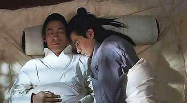 历史上罕见的因同性恋而丢掉性命的国王，死得非常悲惨