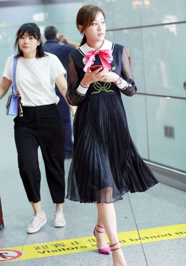 叶一茜穿缎面裙,叶一茜的穿搭还挺清凉的