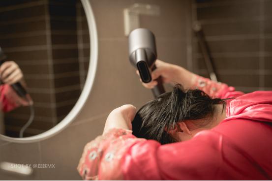 花1300买个吹风机奢侈吗,花2000块买吹风机值得吗