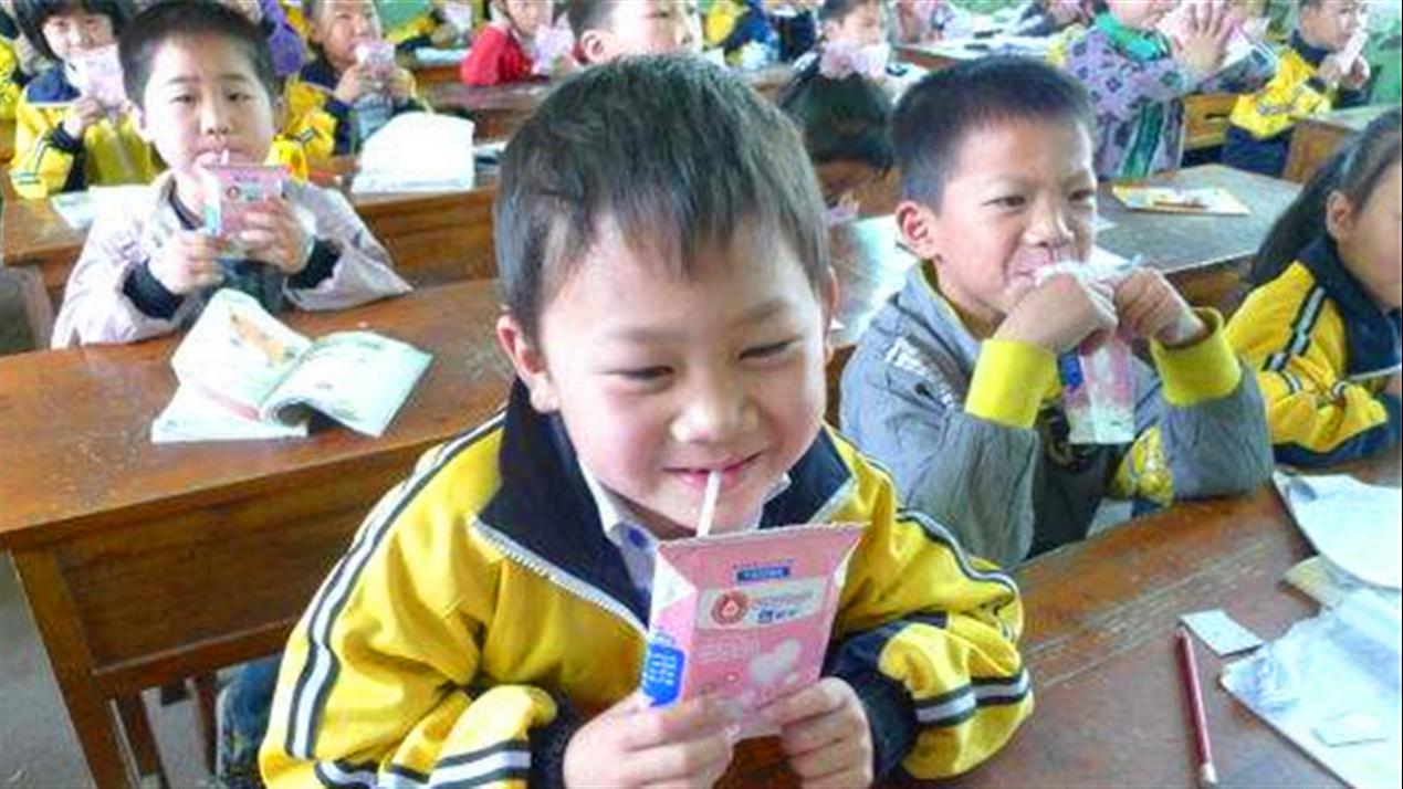 孩子常喝牛奶和不喝牛奶的区别,为什么不能让孩子长期喝牛奶