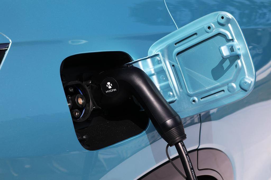 硬杠蔚来车长5米续航超700公里,纯电续航超1000km图说蔚来et7