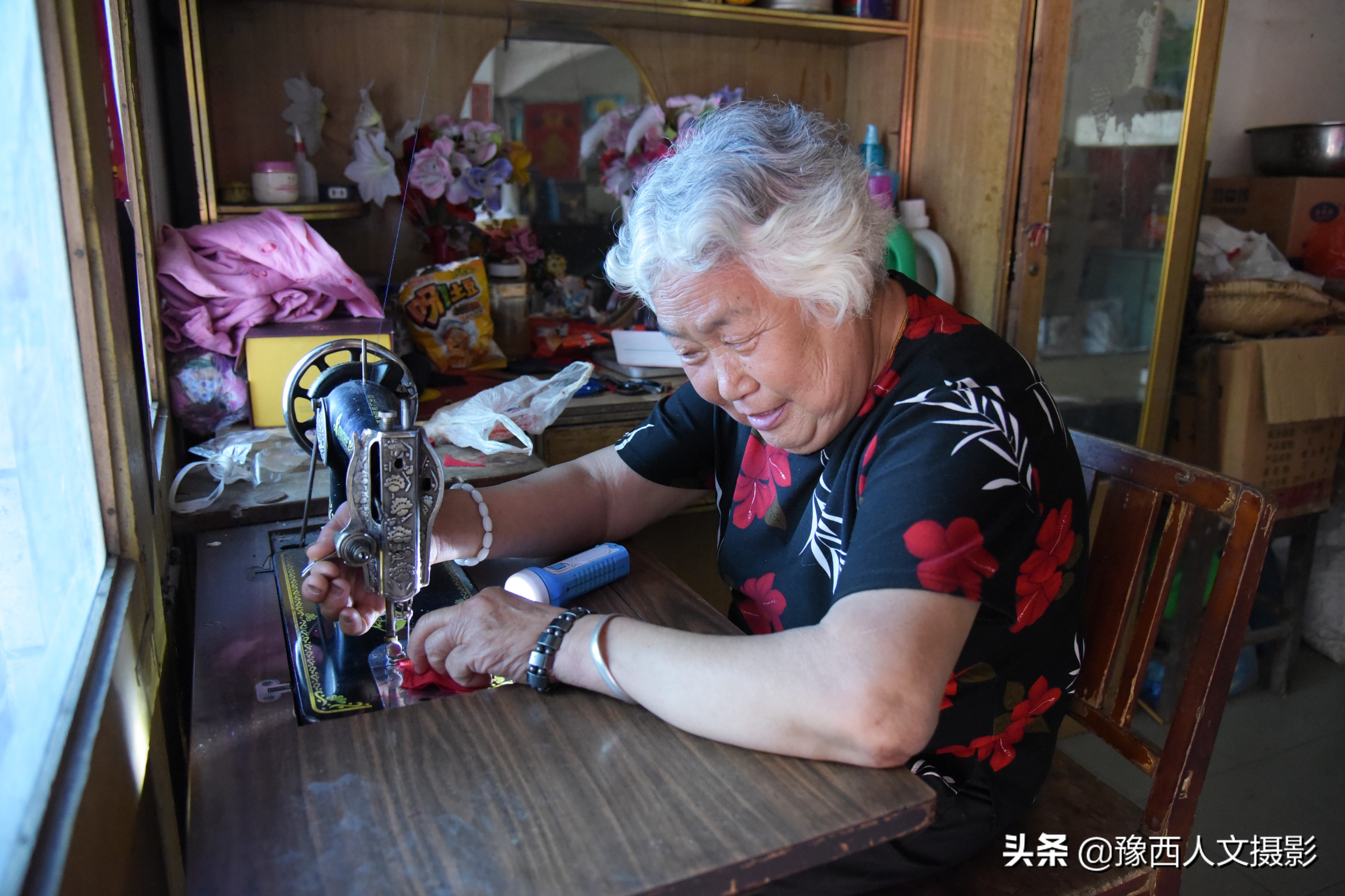 山乡大娘打手灯做缝纫，12块布头缝制传统香包，一年卖不够800元