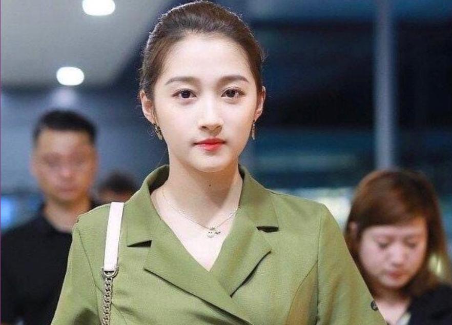 周洁琼关晓彤军绿色连衣裙,关晓彤泫雅