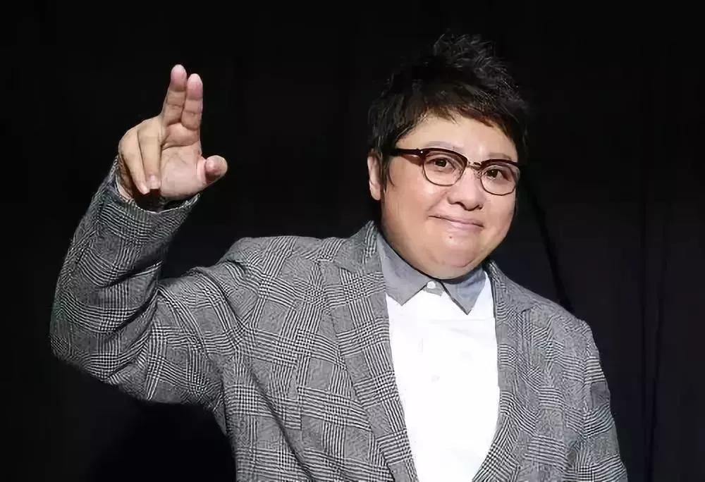 为慈善奉献一生，脾气耿直却三观正，不靠脸吃饭的韩红值得被尊敬