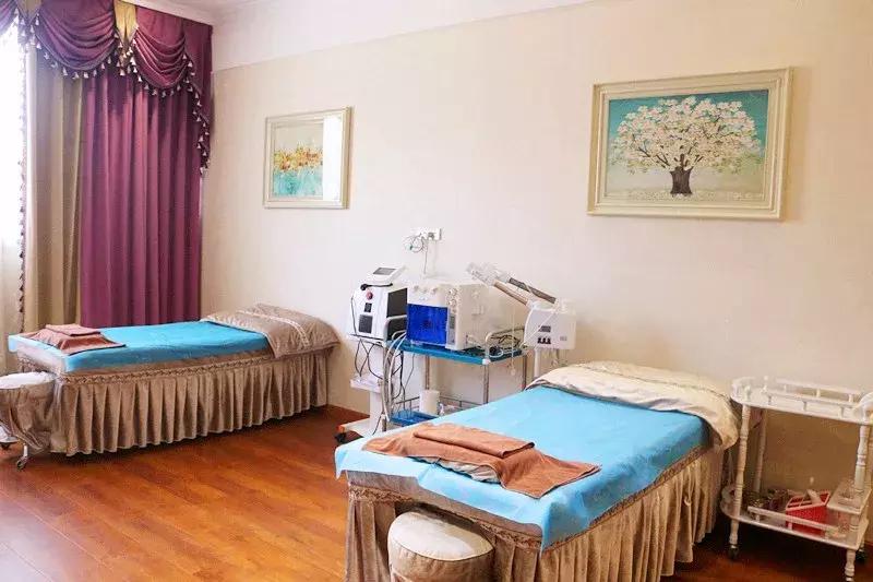 揭秘！天津路这家店，门口停满豪车！还不时有各种靓丽女子进出.