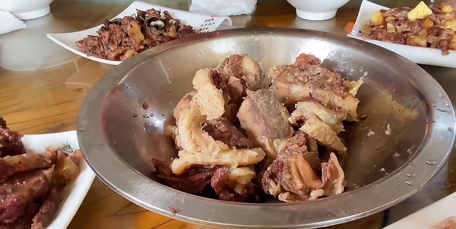 河南大叔卖驴肉20年一天卖两头驴,山东大叔国道边卖驴肉