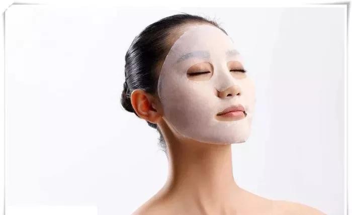 敷完面膜千万不要直接睡觉,敷完面膜啥都不用