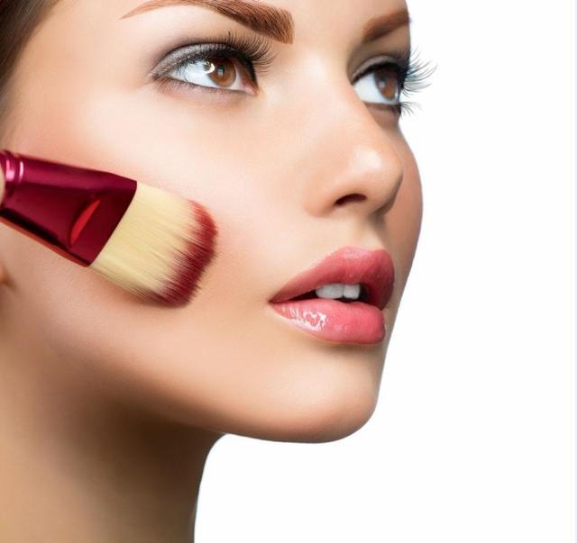 粉底刷怎样用才不会产生刷痕,粉底刷怎样刷不会痛