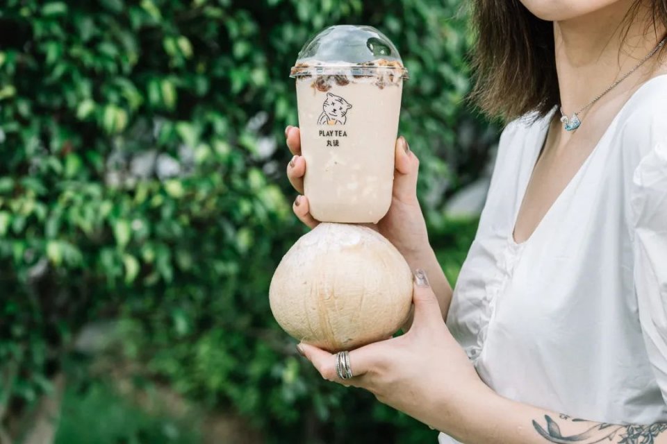 椰椰奶冻茶，会抖臀！1秒卖出1000+杯，有人开货拉拉来买…