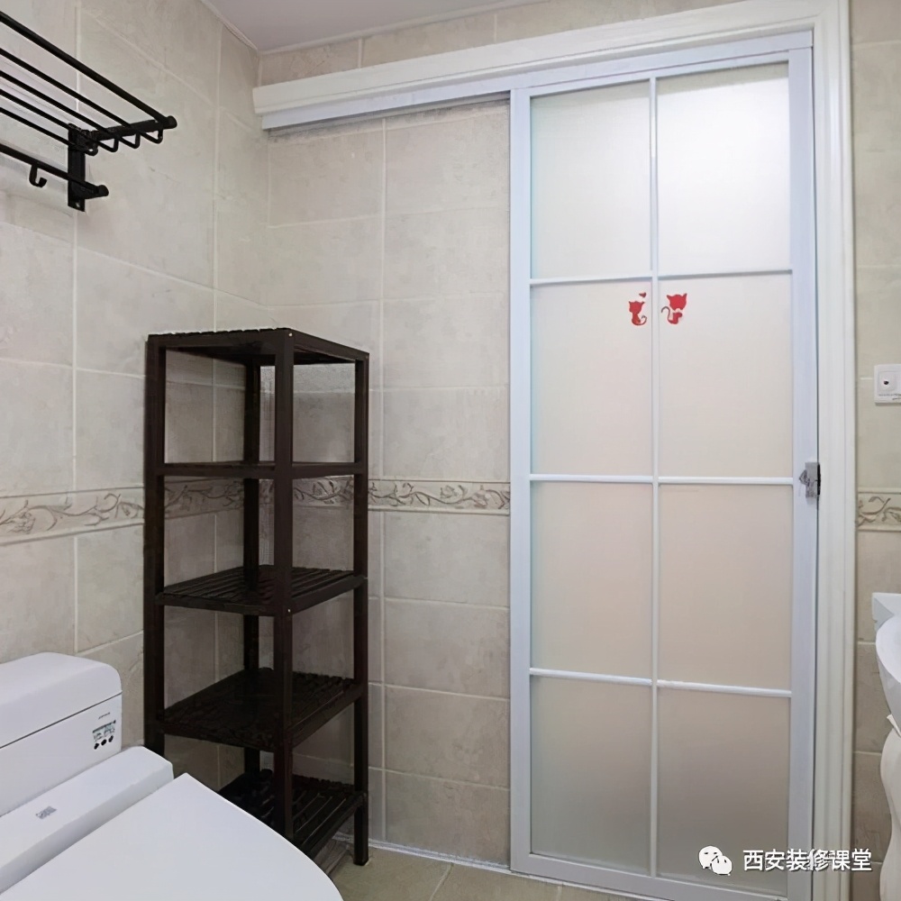 装马桶和门有冲突怎样解决,马桶位置和门太近关不上