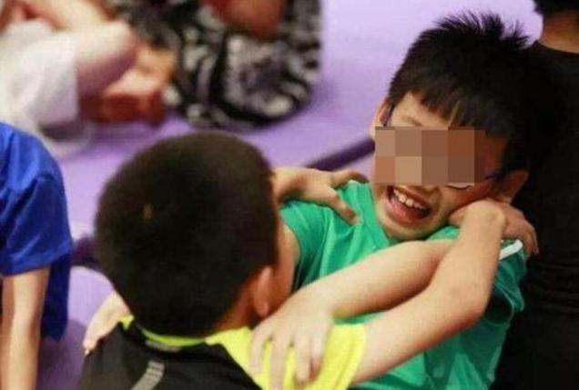 如果孩子被打应该教他打回去吗,孩子被打后该教他打回去吗