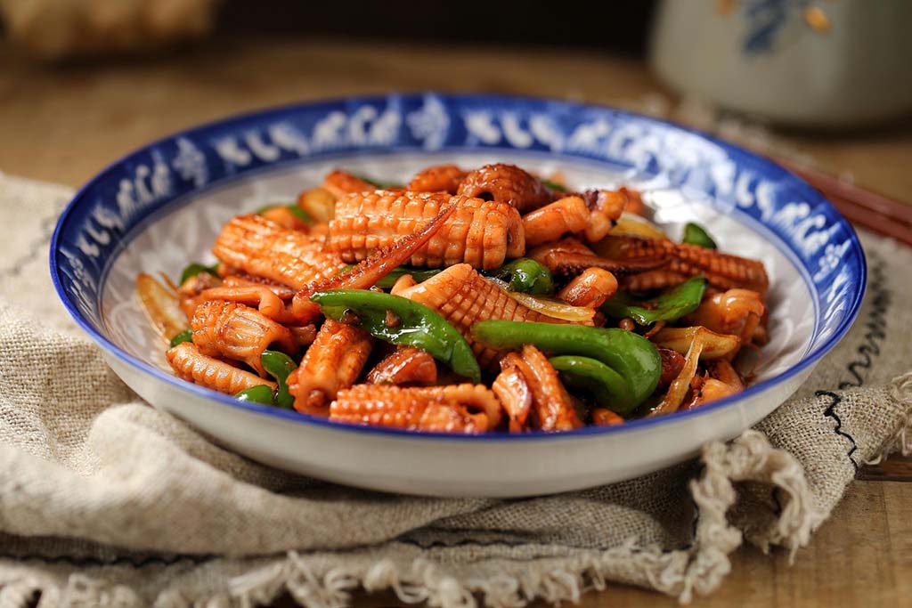 东北大厨炒鱿鱼的正确方法,厨师每天一个炒鱿鱼小技巧