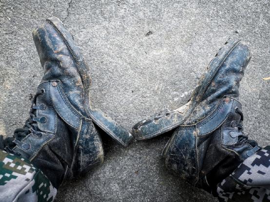 军人什么时候穿21式作战靴,军人穿的战斗靴