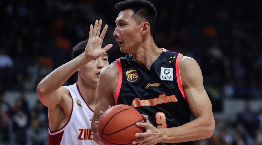 男篮一哥易建联，低调回乡祭拜，凡事亲力亲为并嘱咐乡里远离采访