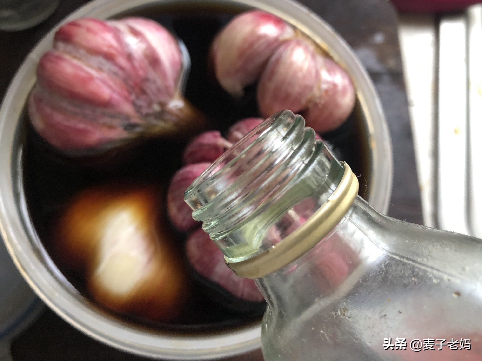 鲜蒜头这样腌一下，酸甜爽脆、生津开胃，放一年都不坏，夏日必备