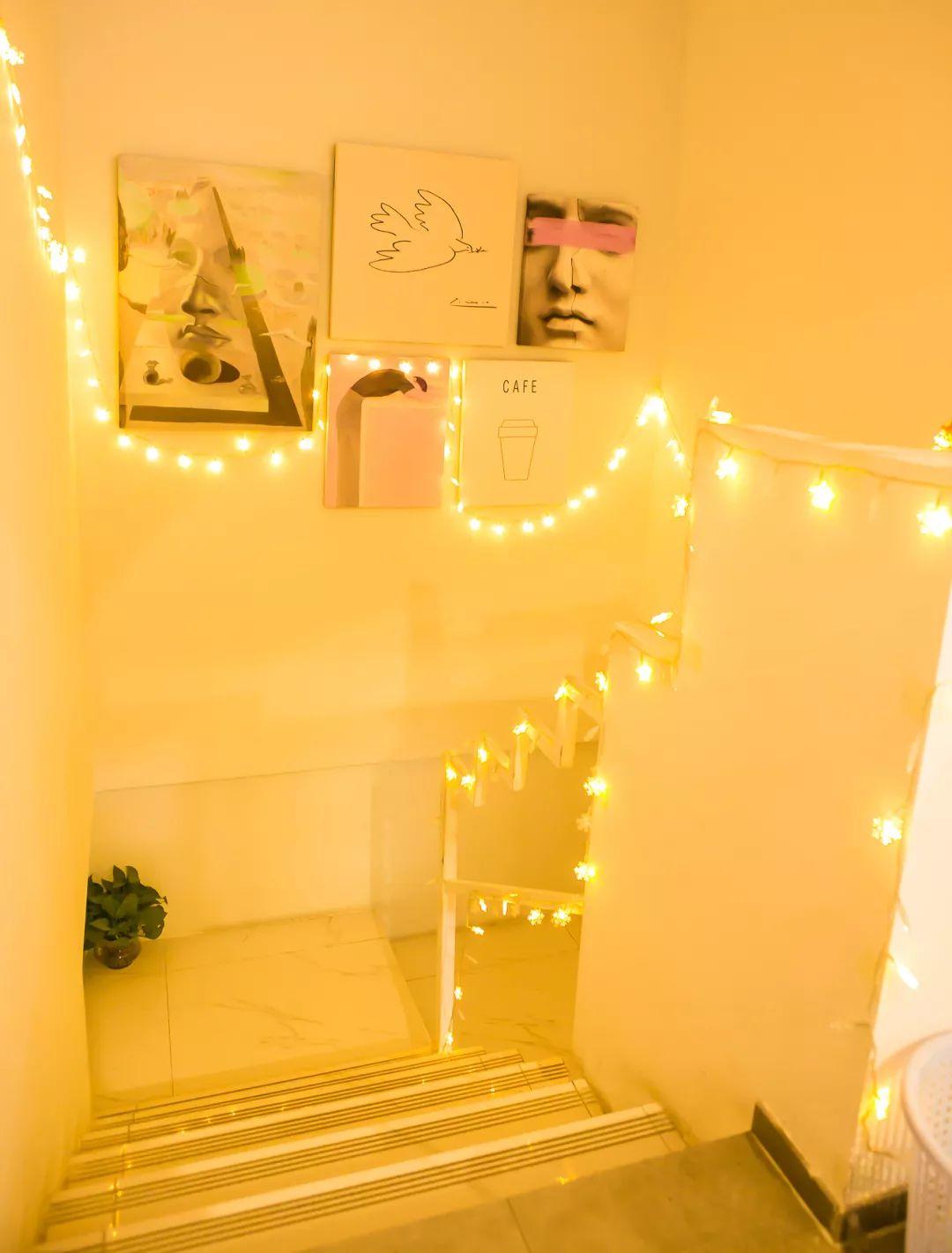 双色的双层小店，晚上有满天星星，呆足一天也不够