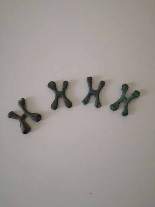 朗姆酒、白兰地、*药火**甚至是平底锅和蜡烛，都可以运到非洲换黑奴