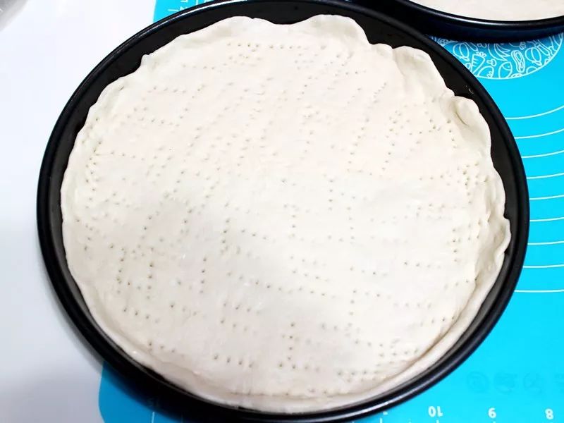 在家做的披萨简单的做法,自己在家做的披萨做法