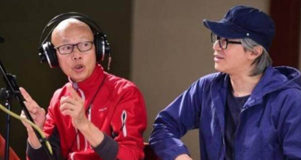 周星驰白发落泪视频,周星驰满头白发