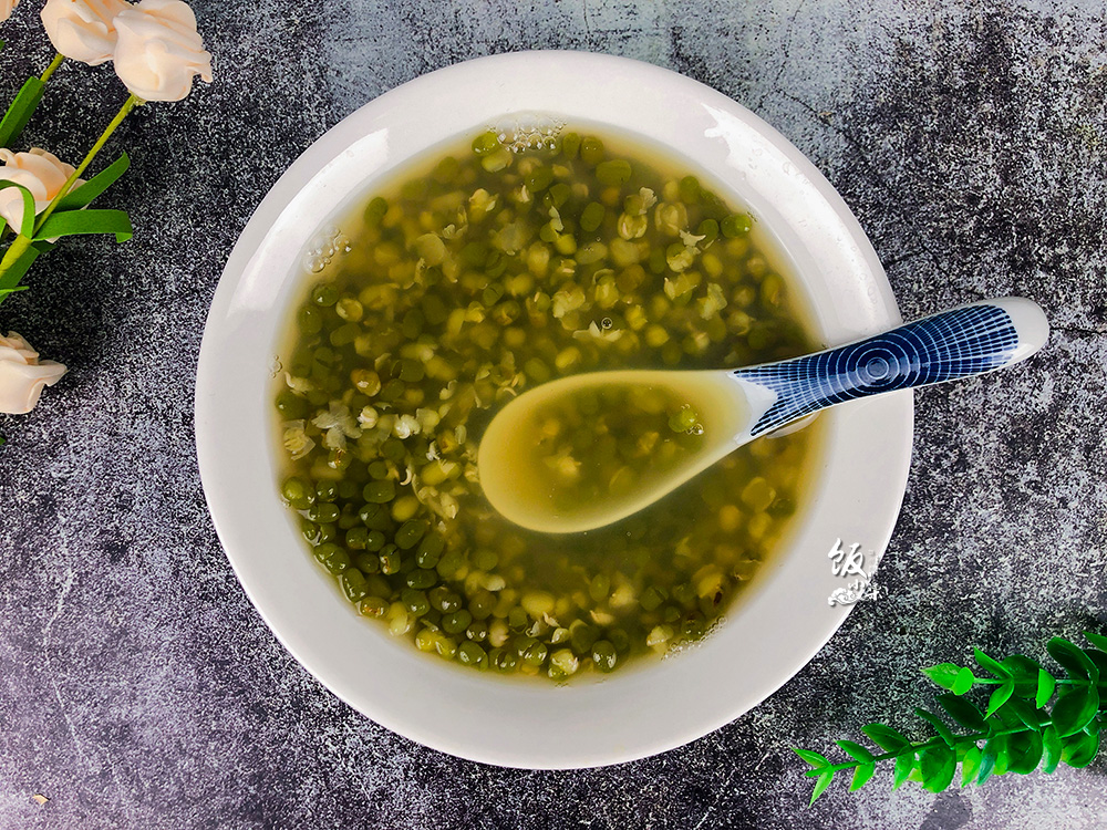 电饭锅煮绿豆汤为什么是红色的,绿豆汤烧的是红色的怎么回事