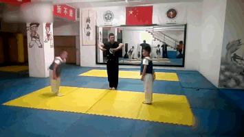 憨豆先生搞笑集锦跳舞,憨豆先生表演逗小孩开心