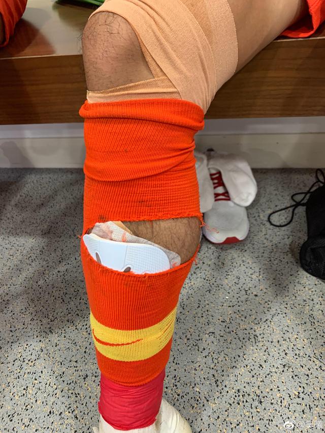 国足赢了泪目,国足输球球迷感动