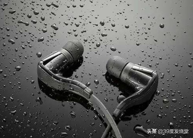耳机掉水里还能用吗要怎么处理,耳机掉水里了怎么补救