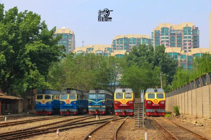 火车来了行人车辆请注意安全,行人车辆请注意火车就要来了