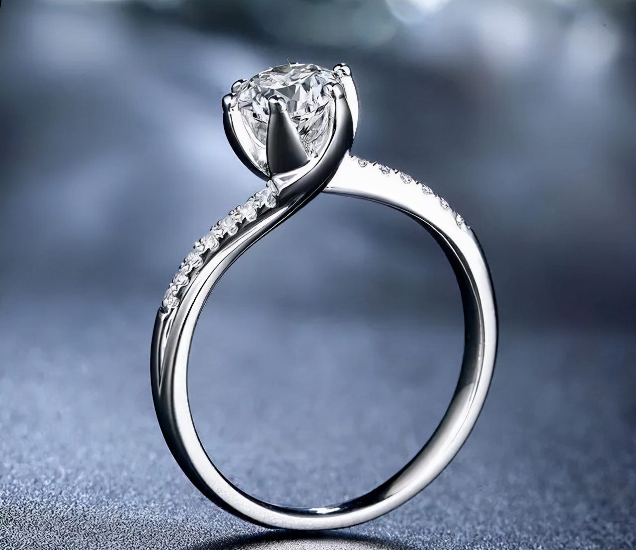 莫桑石和钻石哪个是人造钻石,人工钻石跟莫桑石哪个贵