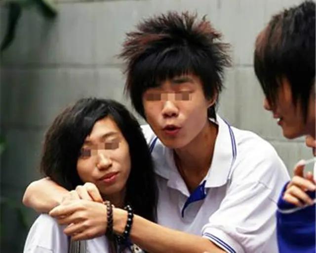 小情侣公交车上甜蜜拥吻新闻,情侣公交站拥吻路人