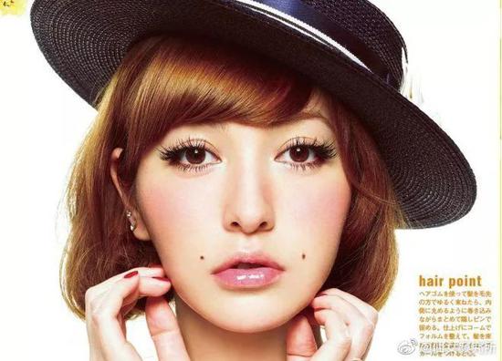 泫雅点痣位置,泫雅泪痣纹身