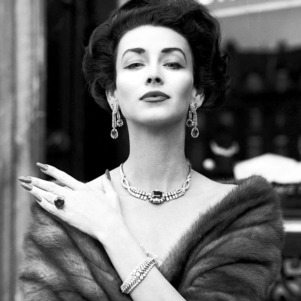 会修飞机的绝代超模，自己开公司，为何最终在小餐馆度过余生？