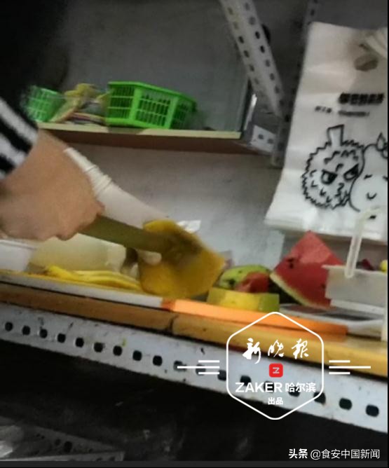 哈尔滨记者*底卧**外卖热销店，震惊了：烂水果做原料、上岗无健康证