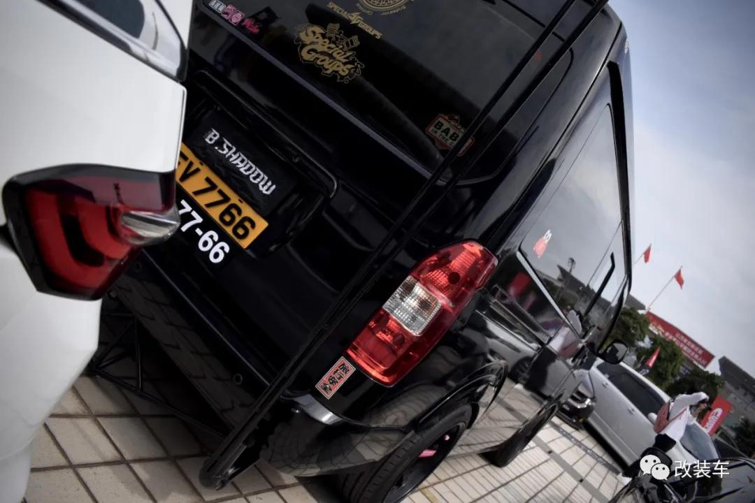 金杯海狮能推着么,金杯海狮可以坐几个人