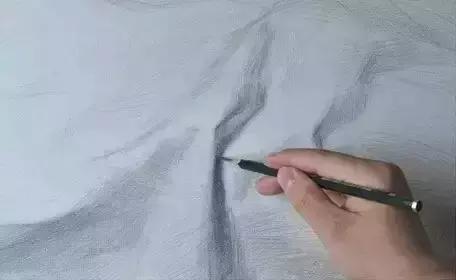 白色陶罐菊花衬布组合素描画法,素描静物白色罐子深色衬布组合