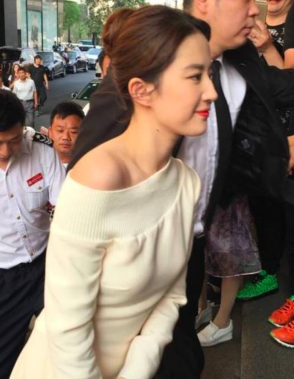 杨幂女明星惊艳身材,杨幂细腰让人惊艳