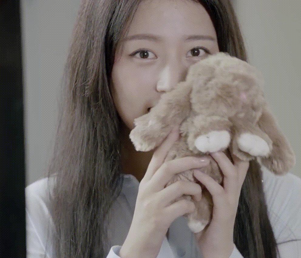 冬季穿一身白超时髦，和周雨彤学习白色服饰搭配，清纯又显白