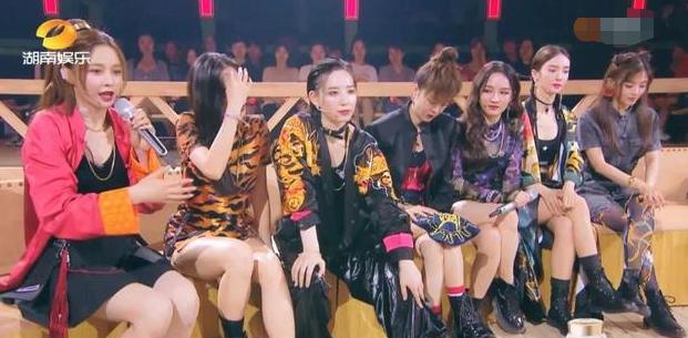 被迫成熟的张含韵，人缘好情商高，却不放大跟干爹刘德华的关系