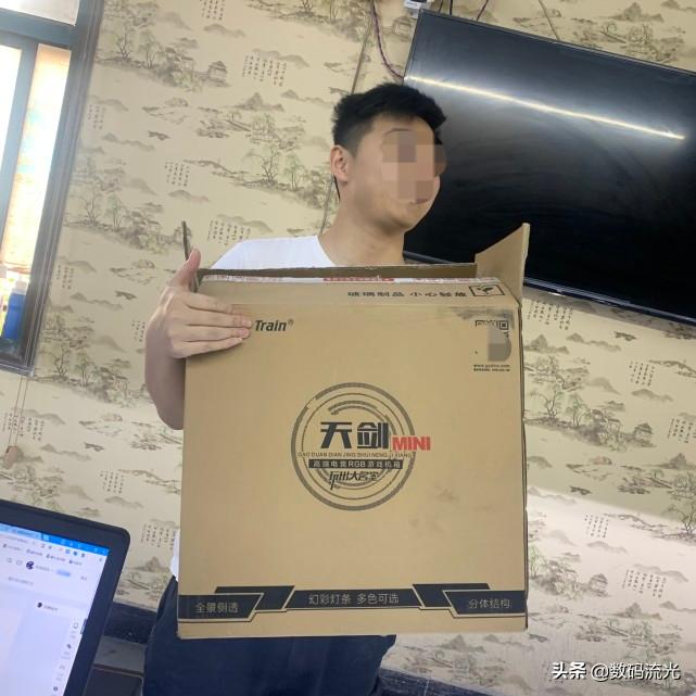 摊上事了，客户找上门让我赔显卡：你修了之后电脑屏幕就发白了