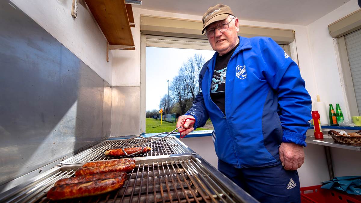 这个平凡的78岁老头，坚持45年为业余足球做了一件最伟大的事